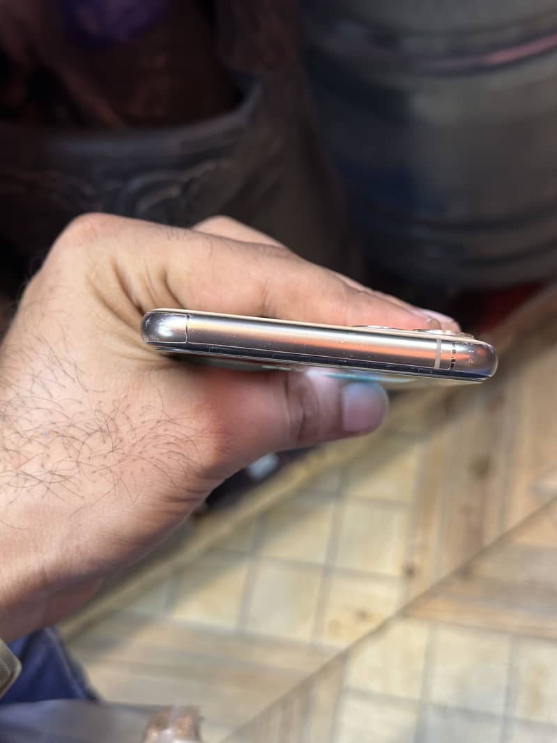 Apple iPhone 11 Pro Max 6