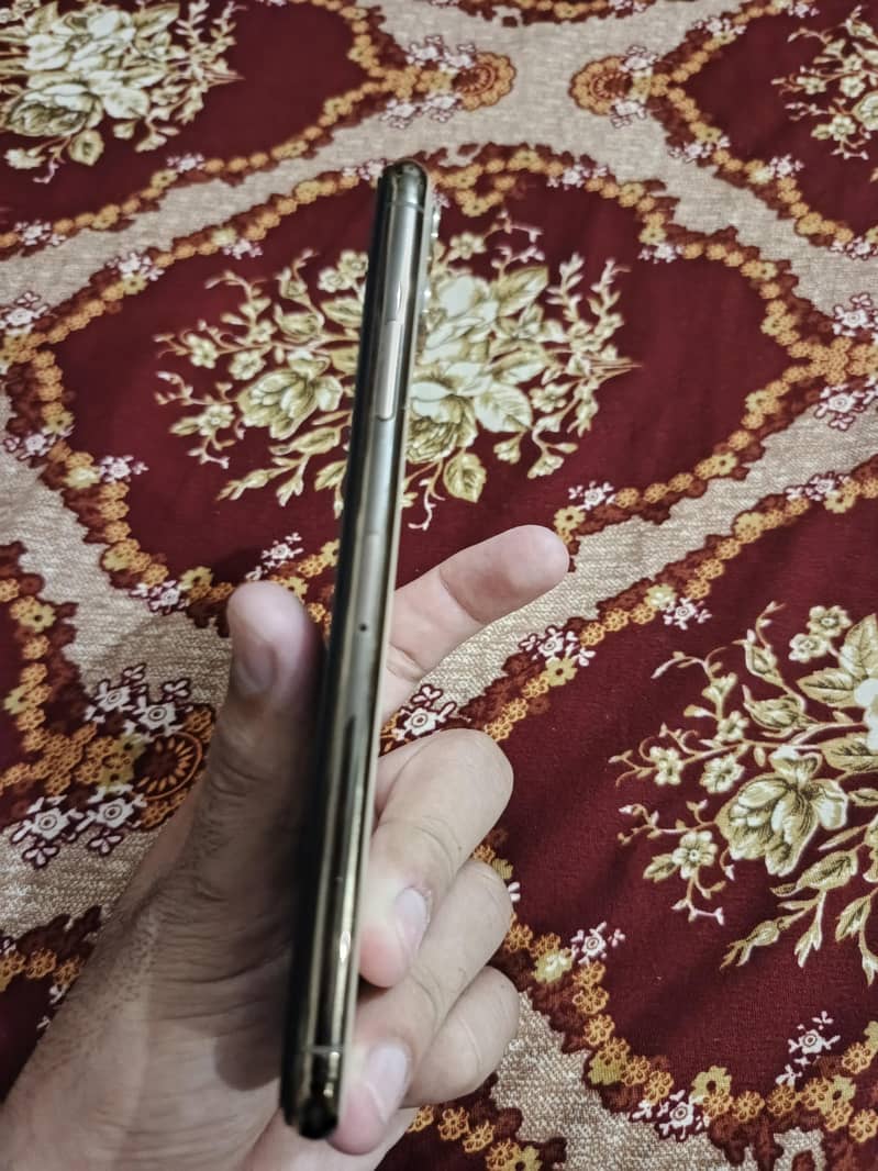Apple iPhone 11 Pro Max 4