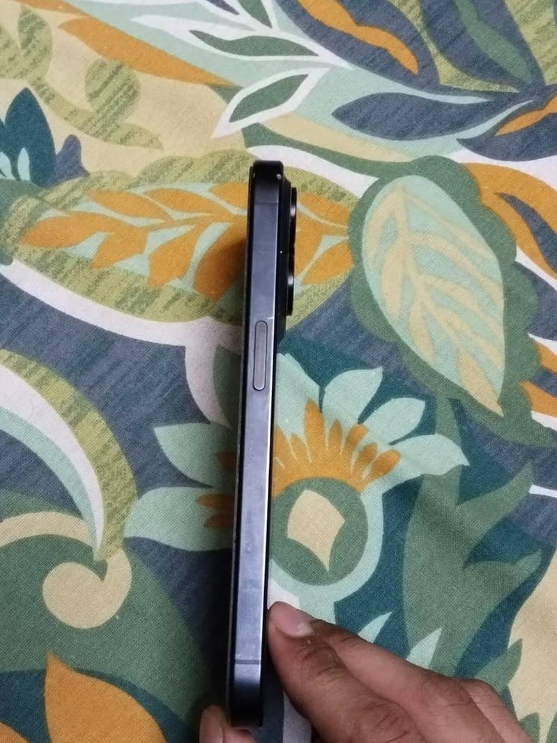 Apple iPhone 15 Pro 4