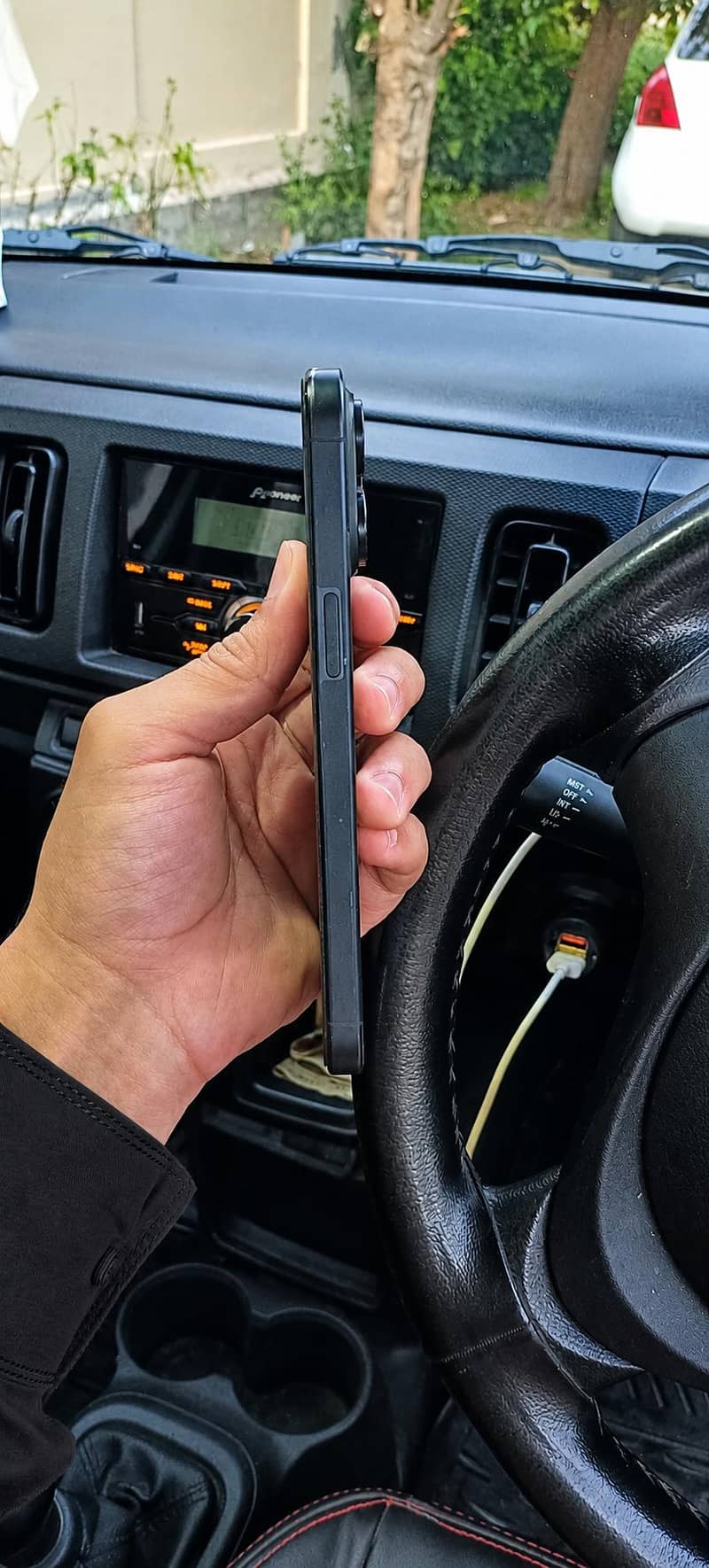 Apple iPhone 15 Pro Max 2