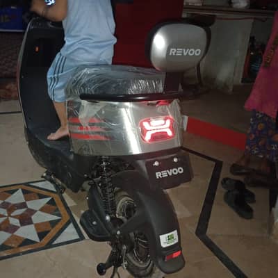 Revoo y06 E bike  lithium battery for sale only 140000