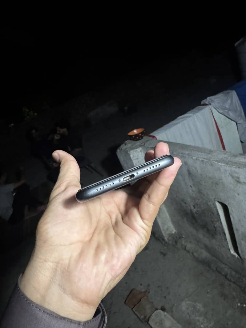 Apple iPhone 11 3