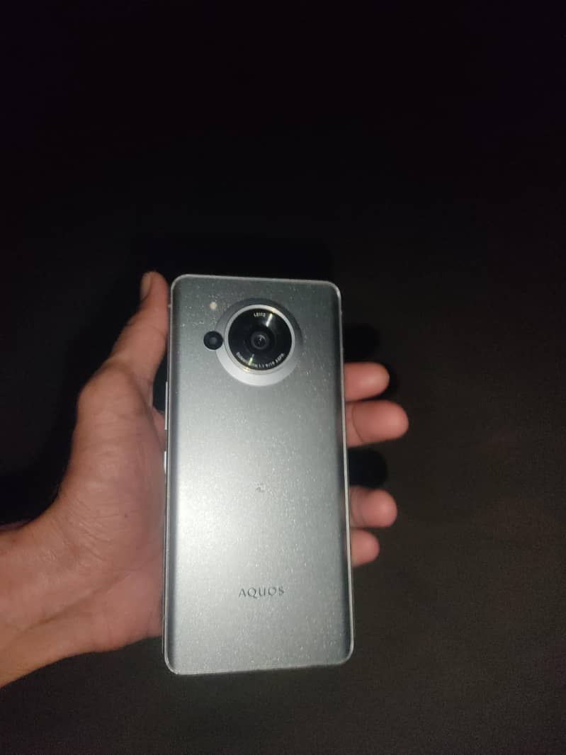 SHARP AQUOS R7 0