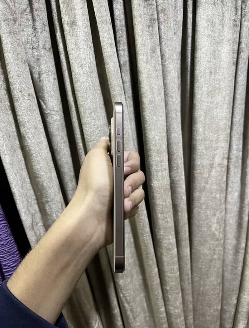 Apple iPhone 16 Pro Max 3