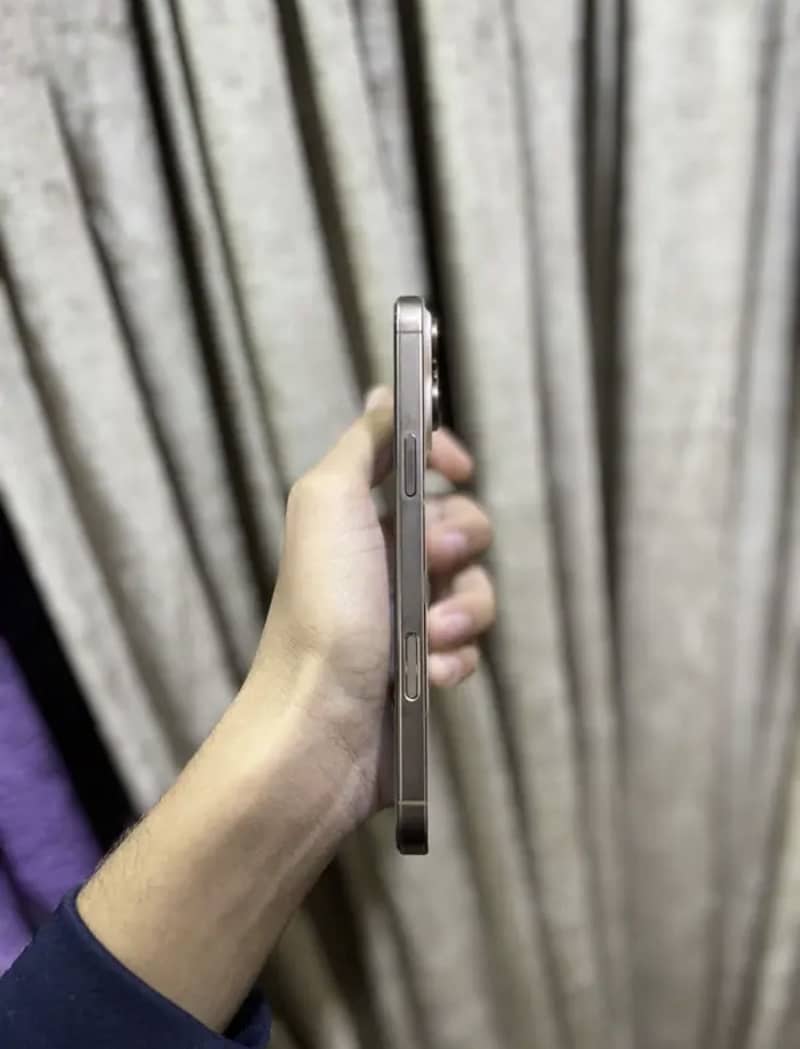 Apple iPhone 16 Pro Max 4