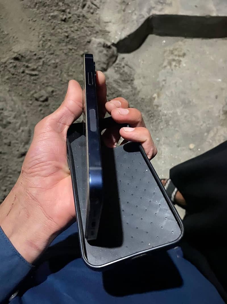 Apple iPhone 12 4