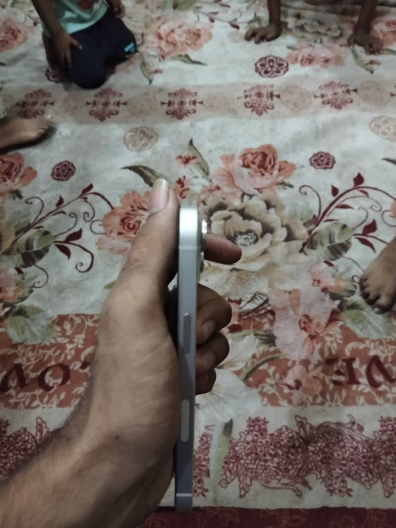 Apple iPhone 13 2
