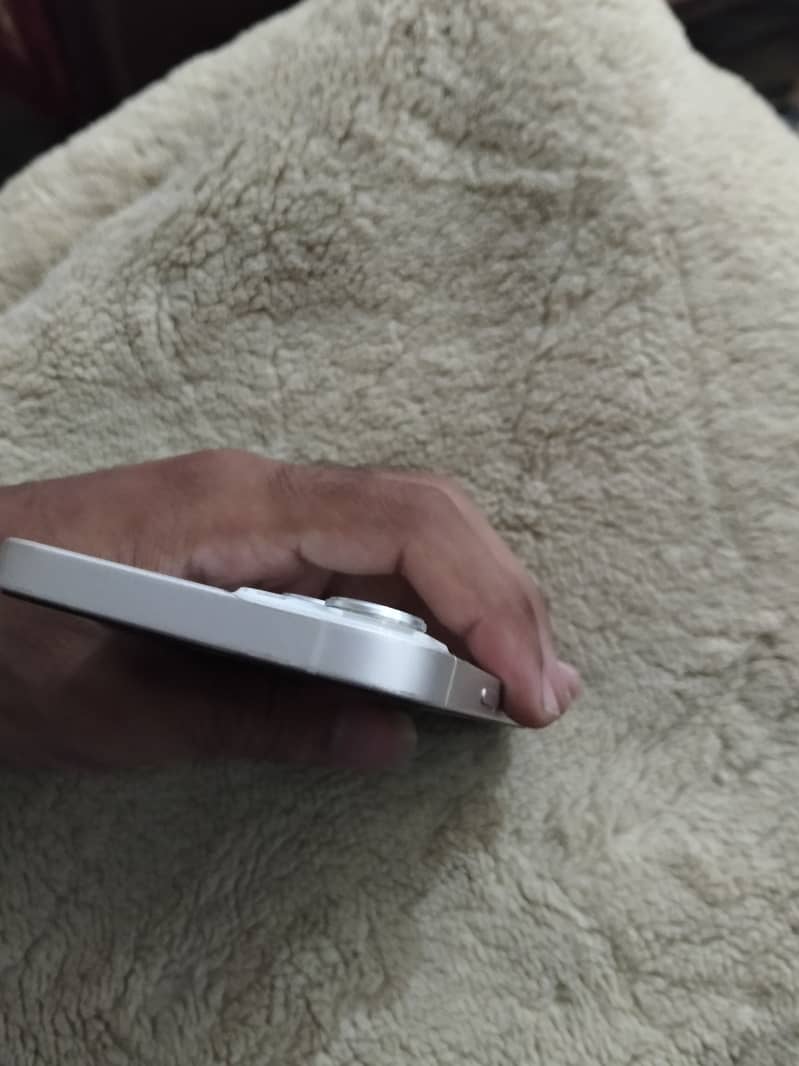 Apple iPhone 13 8