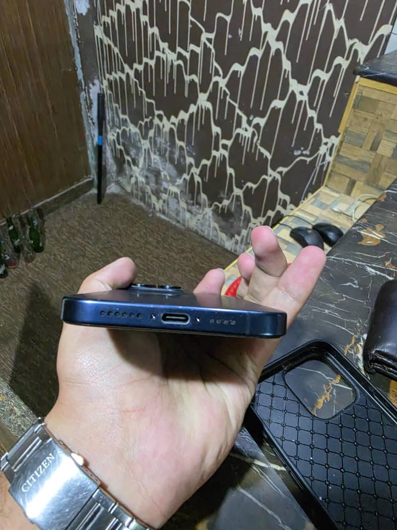 Apple iPhone 15 Pro Max 4