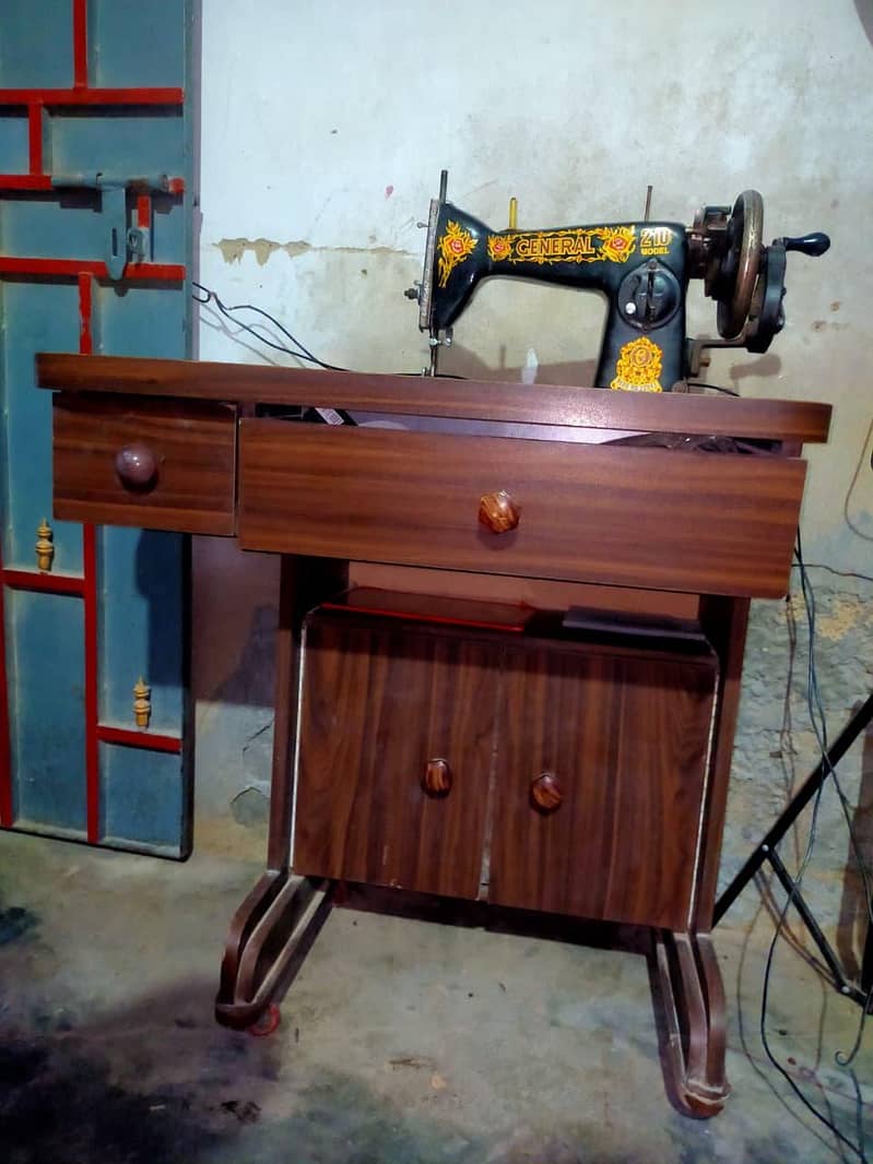 Sewing Machine With Table 0