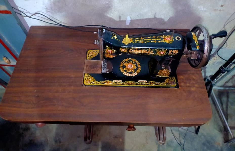 Sewing Machine With Table 1