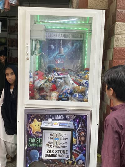 Claw machine and gift catcher machine