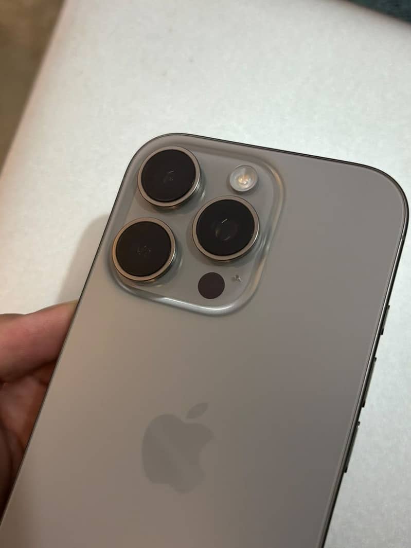 Apple iPhone 16 Pro 1