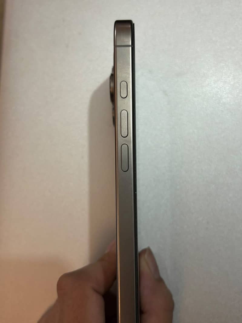 Apple iPhone 16 Pro 2