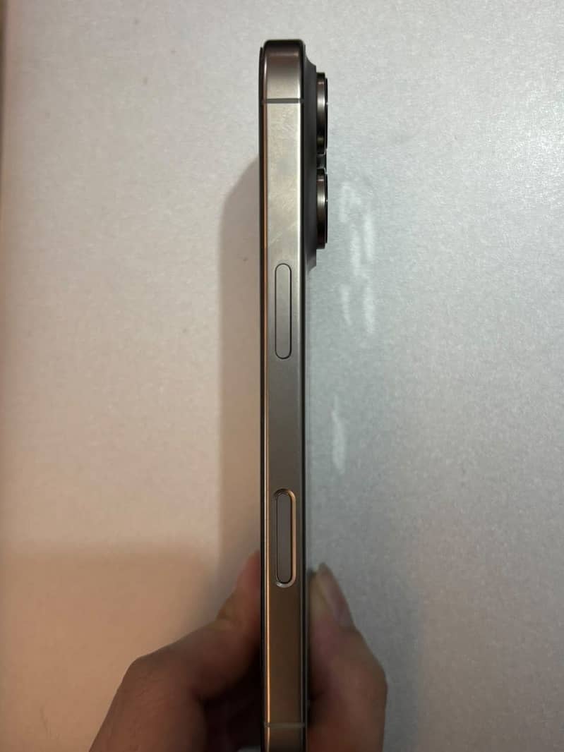 Apple iPhone 16 Pro 3