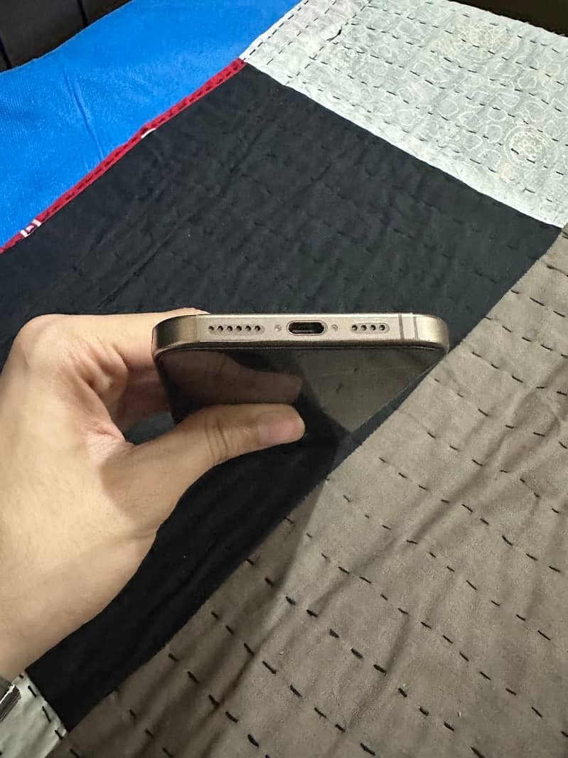 Apple iPhone 16 Pro Max 1