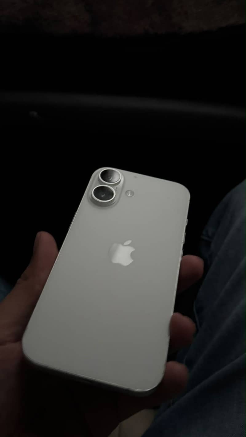 Apple iPhone 16 2