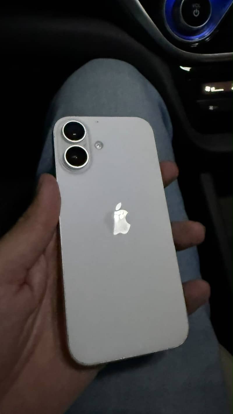 Apple iPhone 16 3