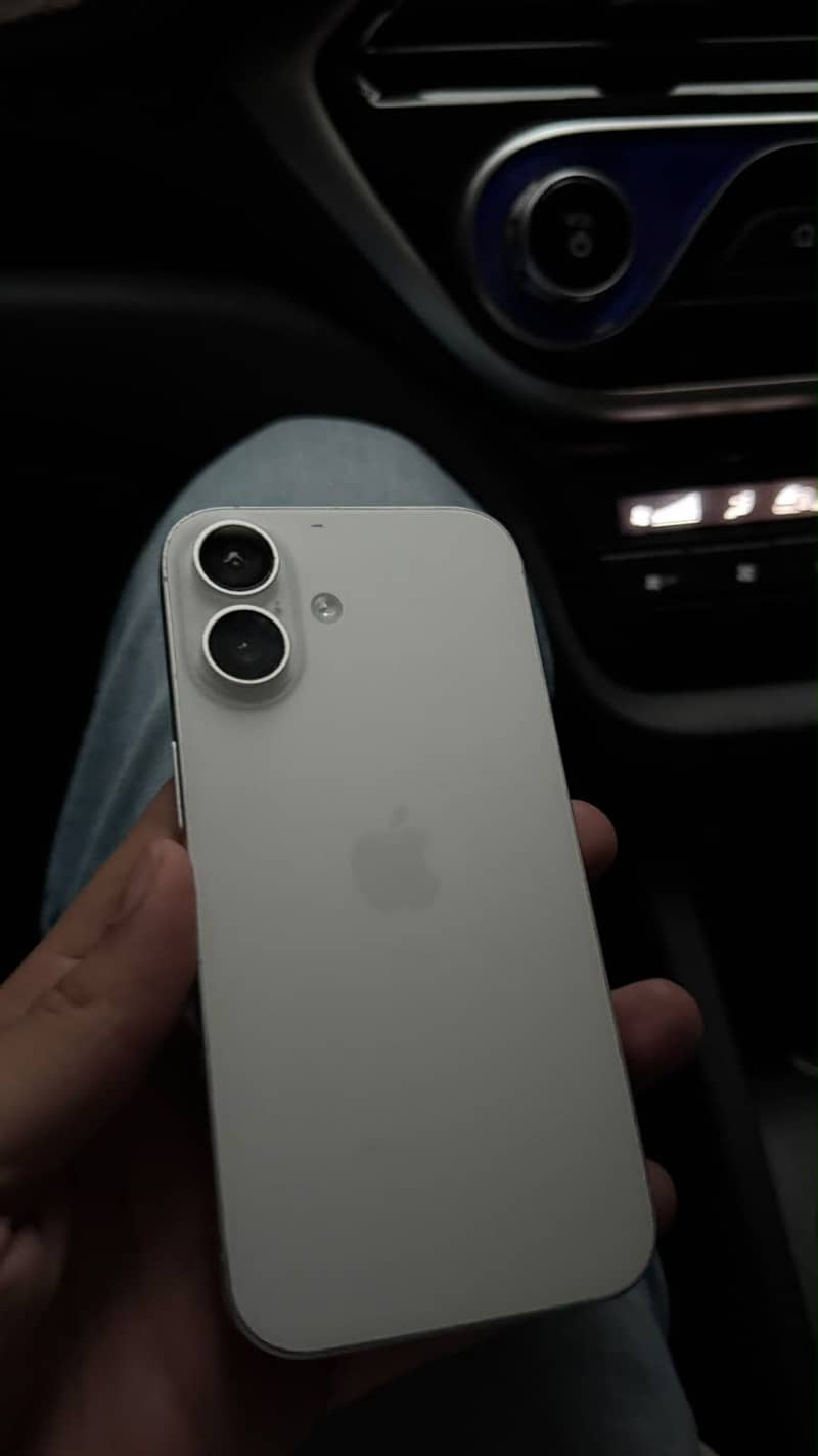 Apple iPhone 16 4