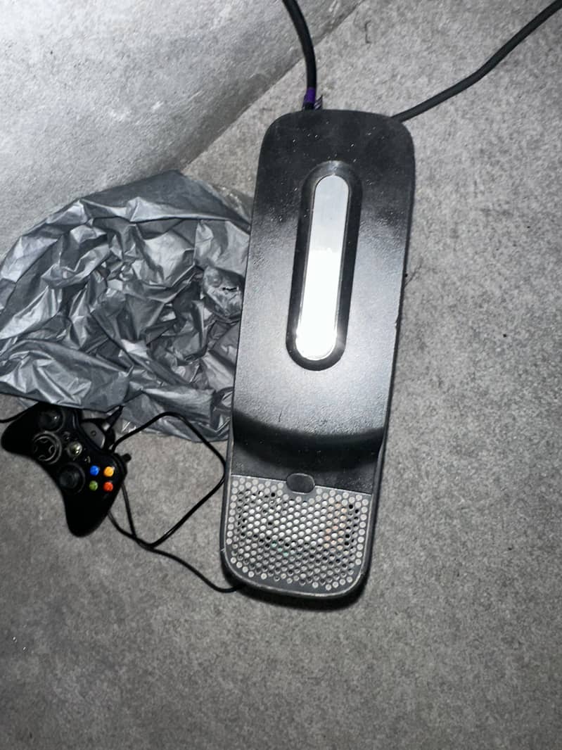 XBOX 360 with 2 Wireless Controllers 2