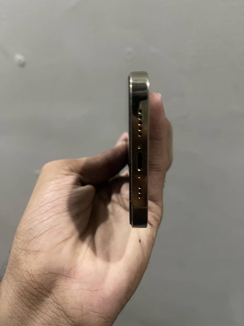 Apple iPhone 12 4