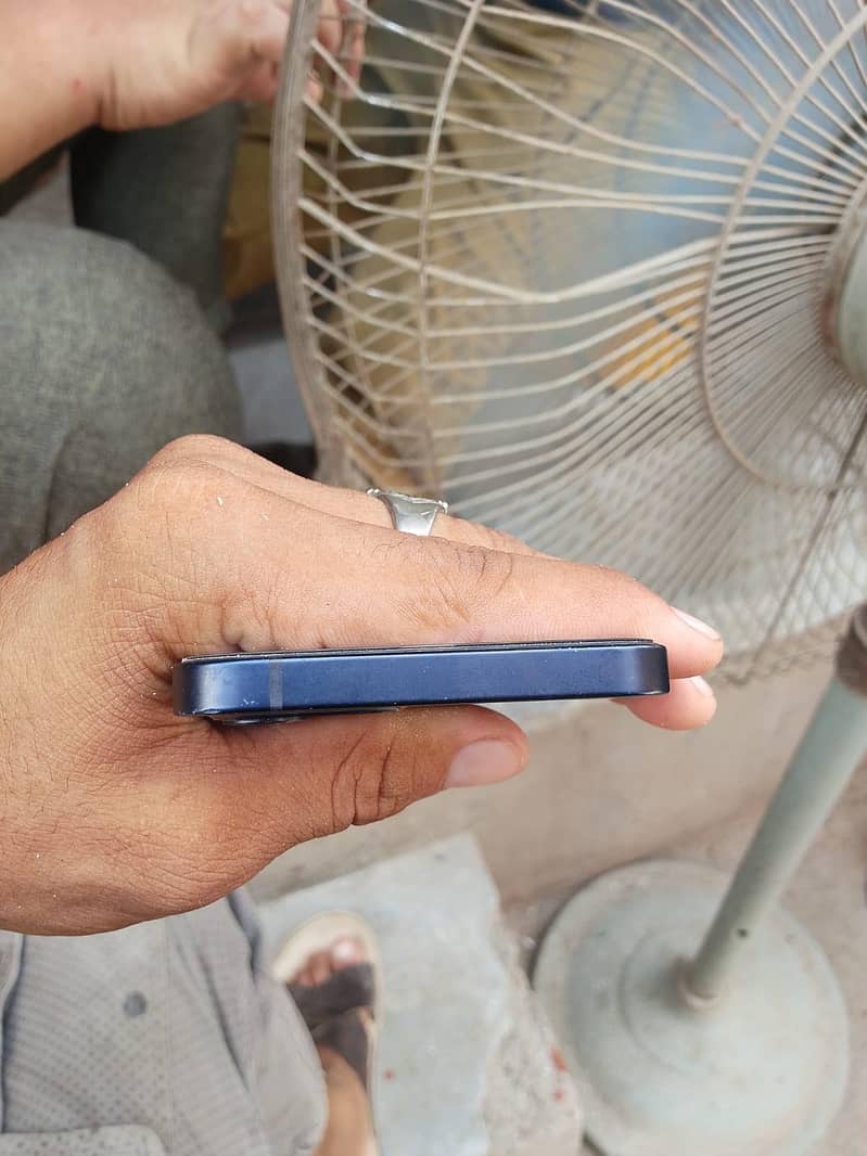 Apple iPhone 12 4
