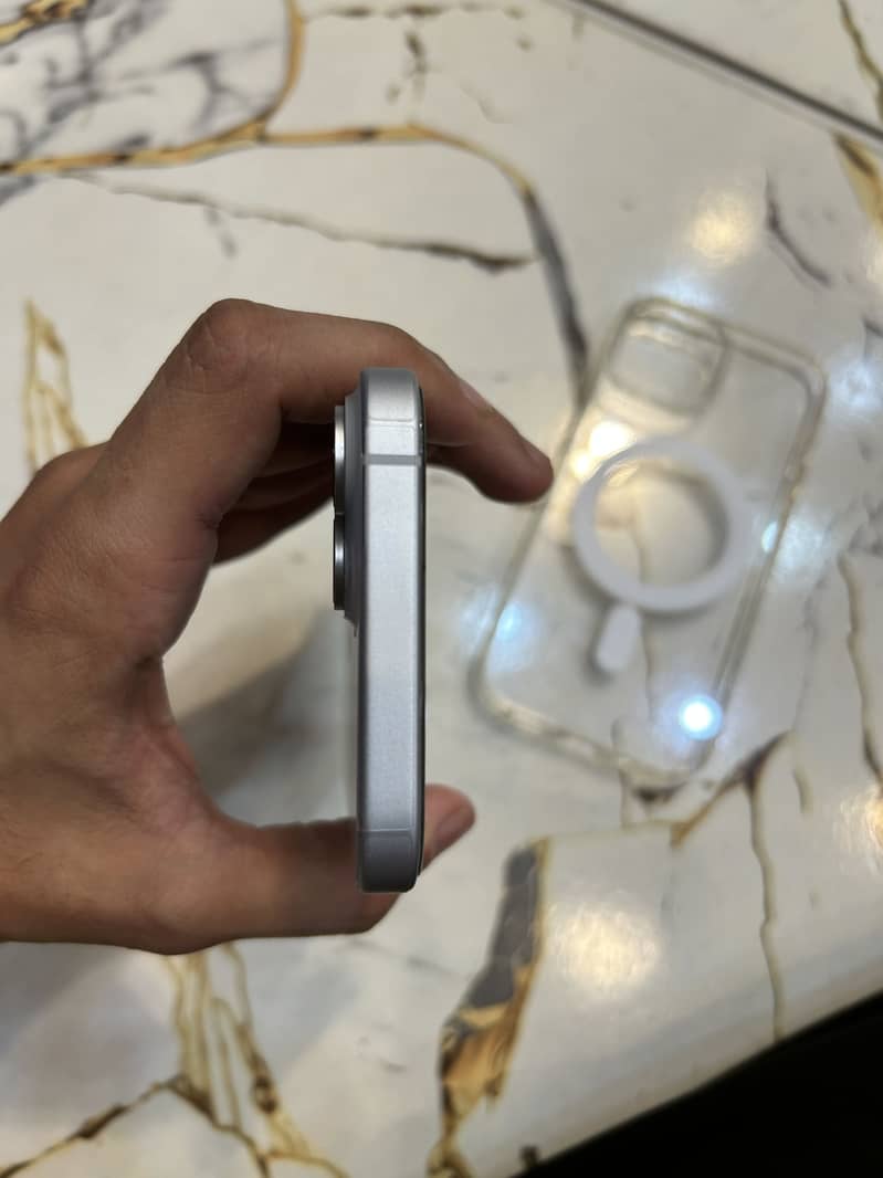 Apple iPhone 15 4