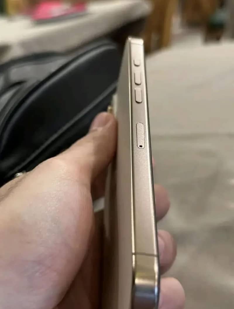 Apple iPhone 16 Pro Max 4