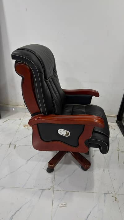 Premium Executive Office Chair – Wooden Finish | Comfortable & Stylish