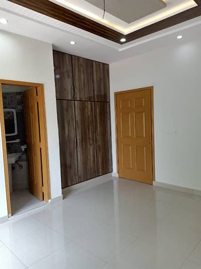 Bahria Orchard Southern Block 8 Marla Brand New Upper Portion