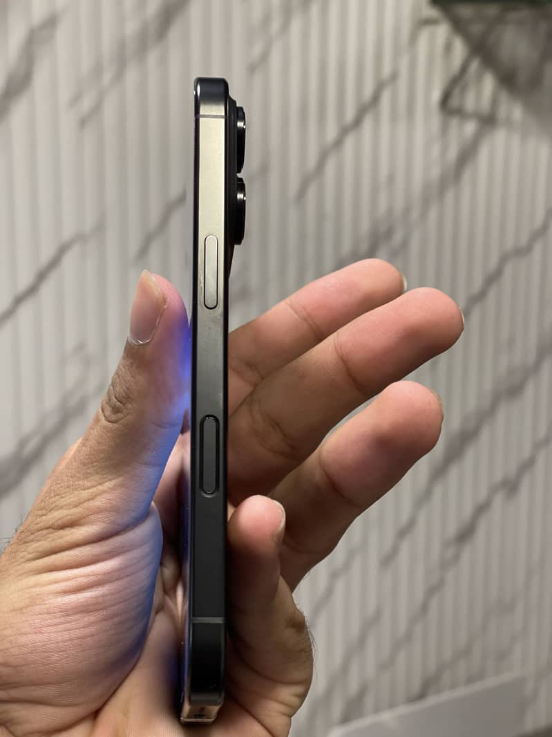 Apple iPhone 16 Pro 1