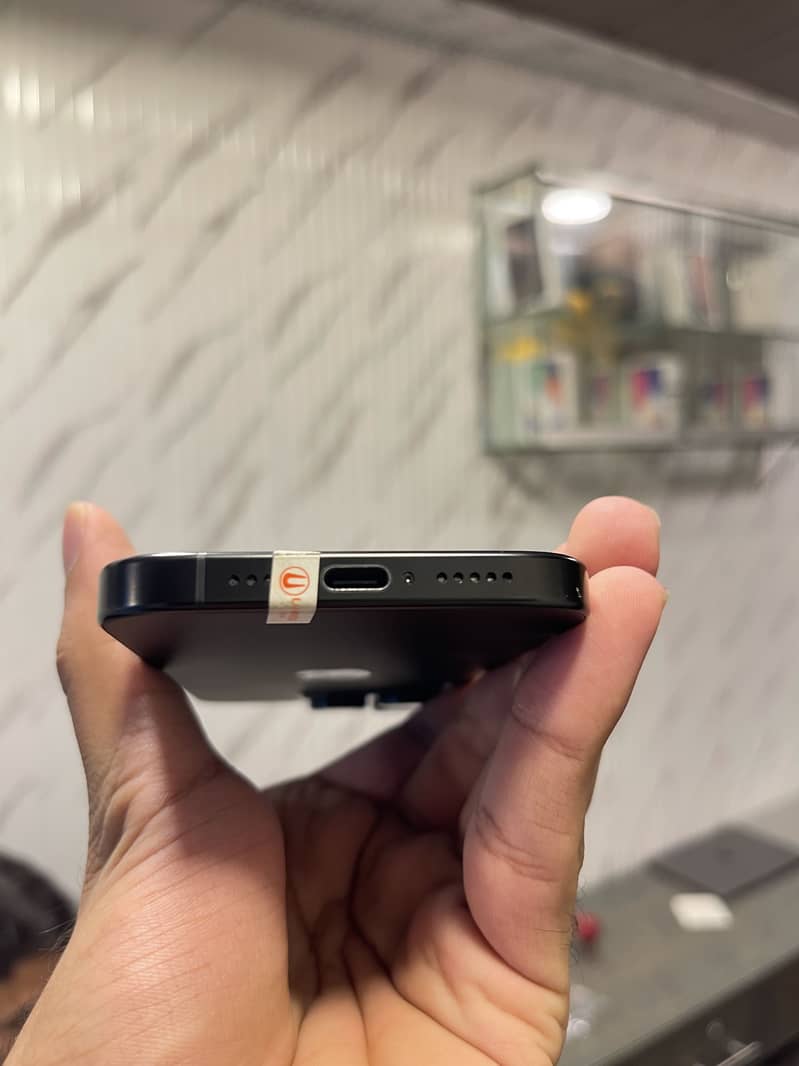Apple iPhone 16 Pro 3