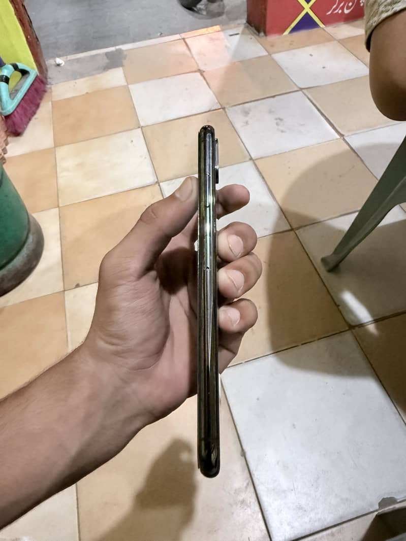 Apple iPhone XS Max 1