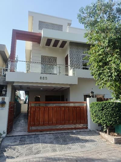 10 Marla Double Unit 5-Bedroom House For Rent