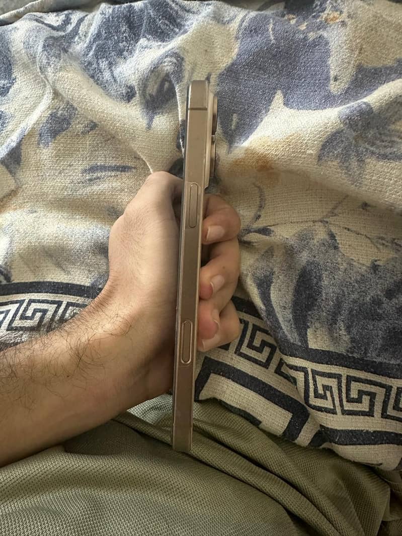 Apple iPhone 16 Pro Max 3