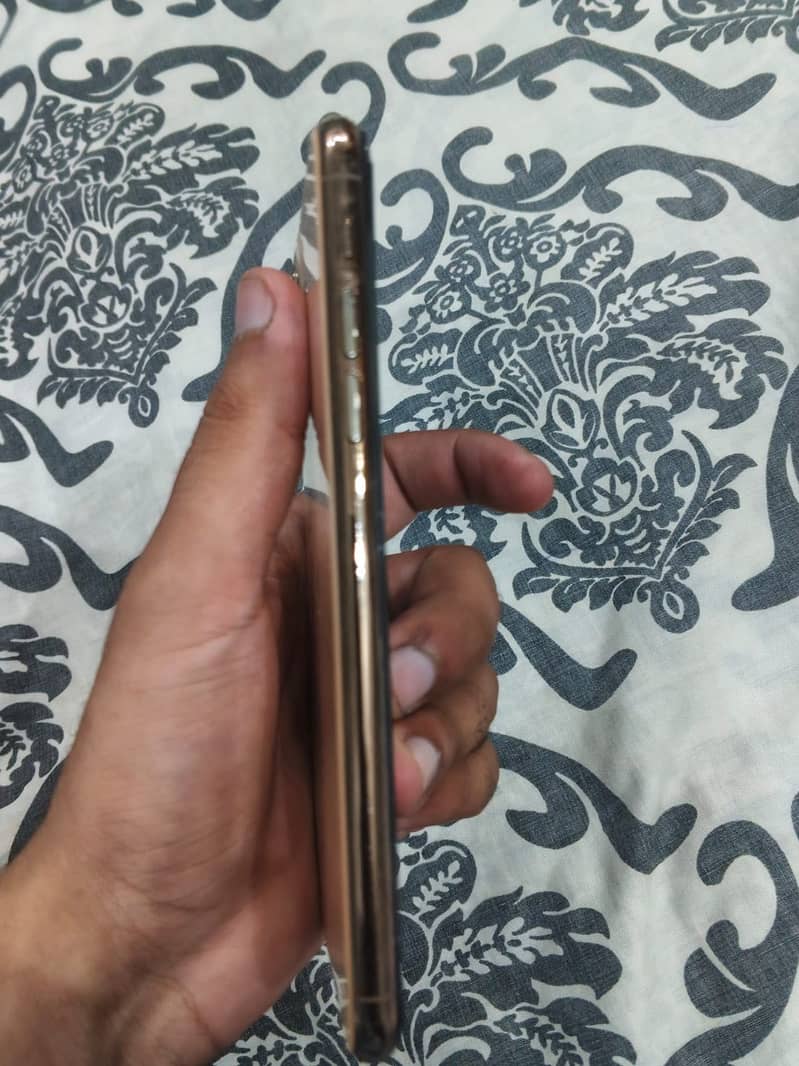 Apple iPhone 11 Pro Max 2