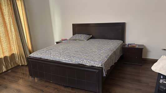 Kind size bed set with two size tables