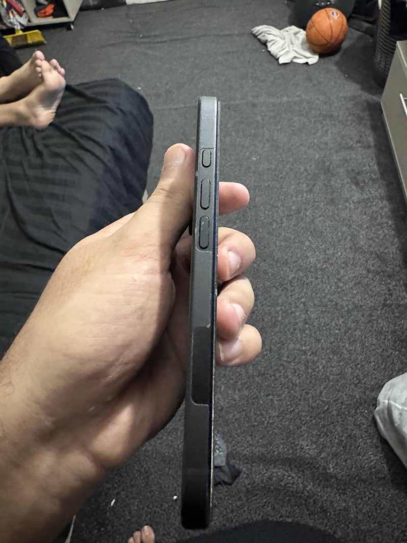 Apple iPhone 16 2
