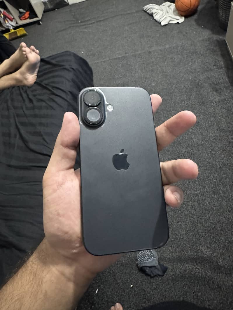 Apple iPhone 16 8