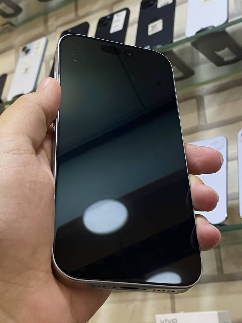 Apple iPhone 16 Pro 1
