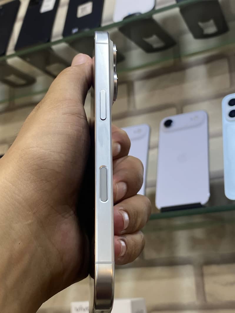 Apple iPhone 16 Pro 2