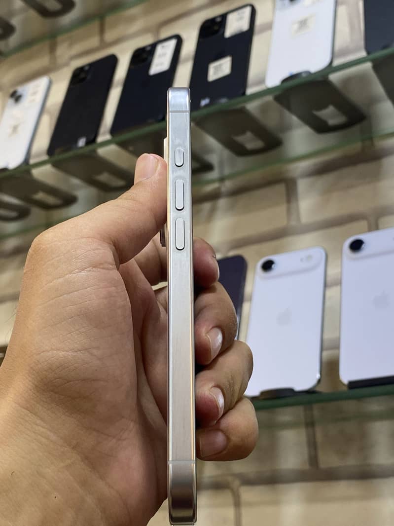 Apple iPhone 16 Pro 3