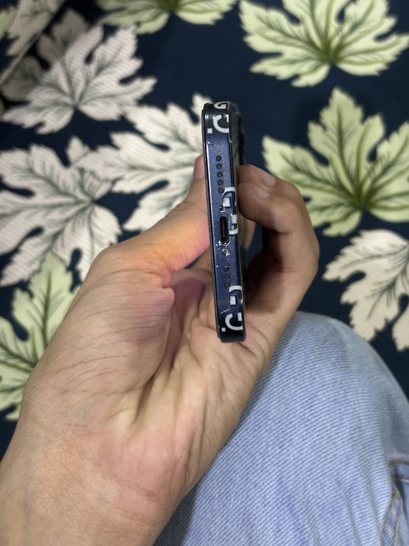 Apple iPhone 13 2