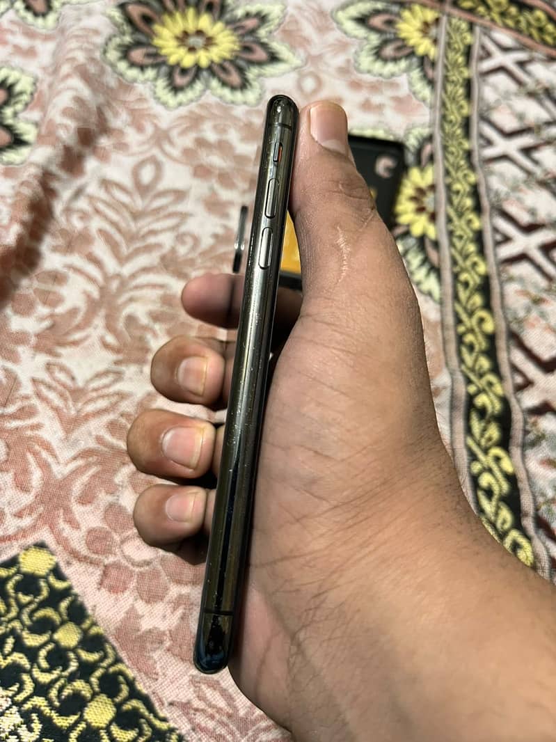 Apple iPhone X 4