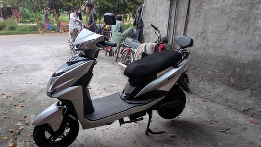 full battery per 90 k. m Karti hi or is ki speed 60 per jati hai