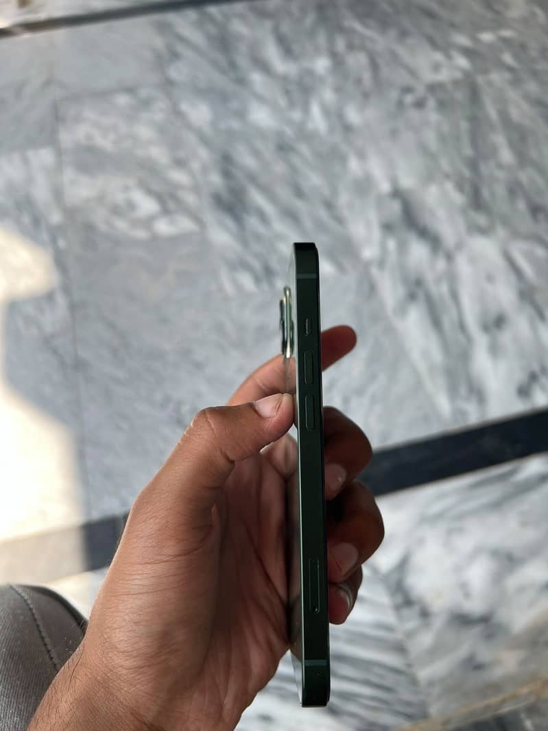 Apple iPhone 13 6