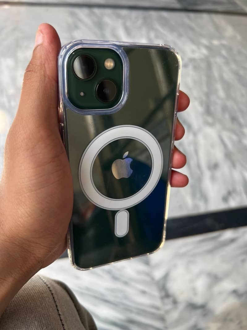 Apple iPhone 13 8