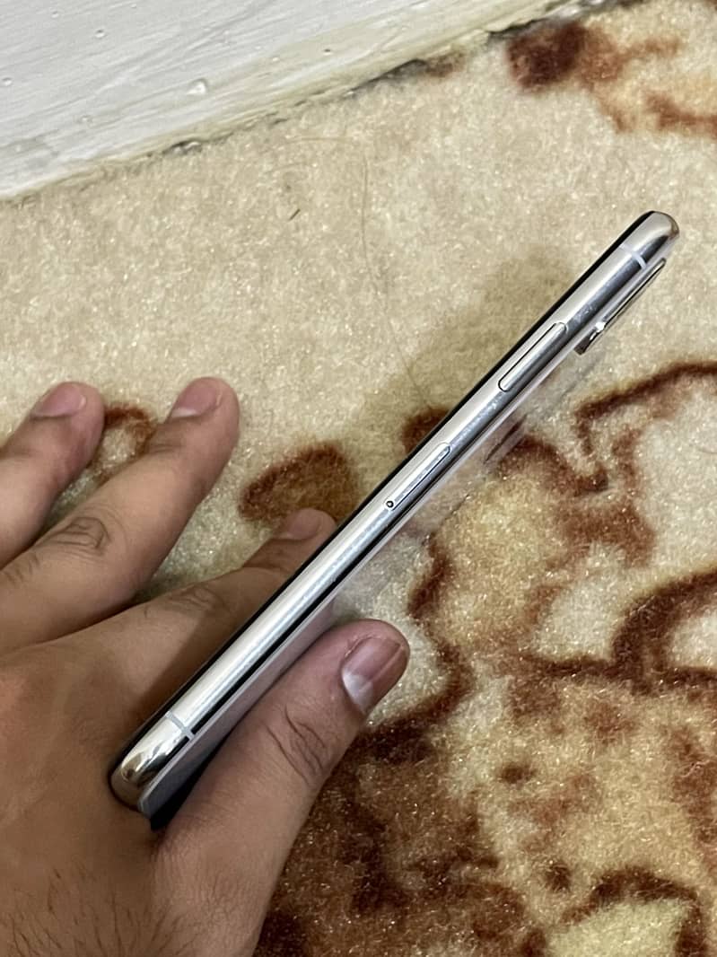 Apple iPhone X 4