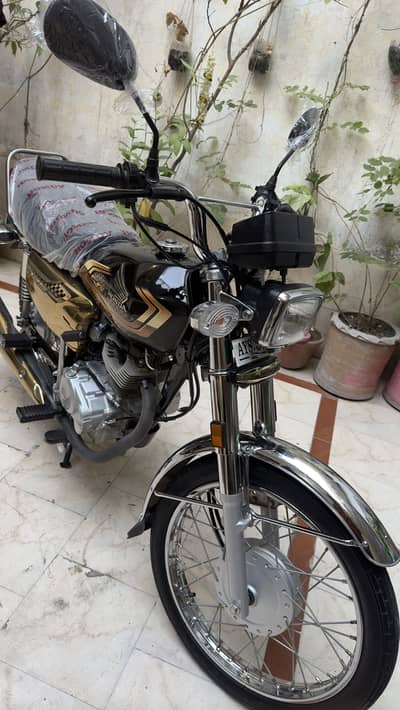 Honda 125 SE Gold Edition 2025 model 7000 driven only with both keys