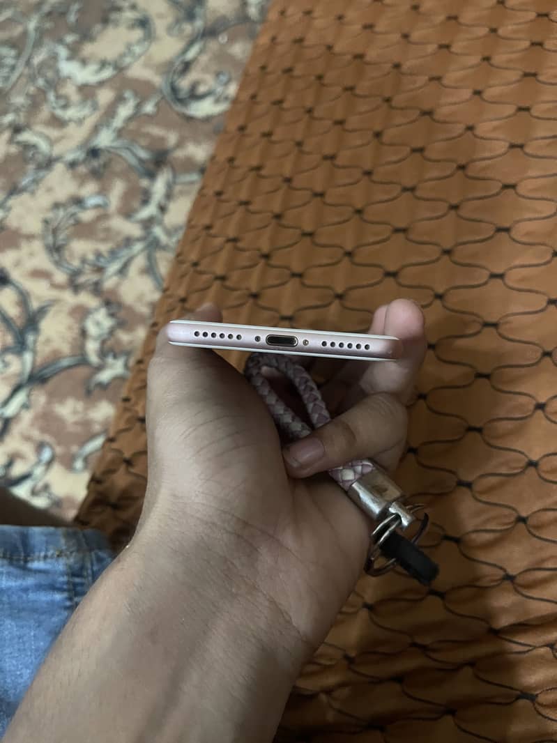 Apple iPhone 7 0
